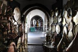 Image du Maroc Professionnelle de  Marchand de cuivre au souk de Dlala des tapis et produits de l'artisanat marocain à la cité des Habous. Parmi les endroits les plus pittoresques de Casablanca, la Cité de Habous conçue par les architectes Auguste Cadet et Edmond Brion d’après l’ébauche d’un premier plan-masse dû à Albert Laprade. La construction n’avait commencé qu’après la première guerre mondiale. Situé près du Palais Royale, ce joyau architectural est le point de départ de la nouvelle médina de la ville, Vendredi 18 Novembre 2011. Le quartier des Habous fait partie du patrimoine architectural de Casablanca (Photo / Abdeljalil Bounhar) 